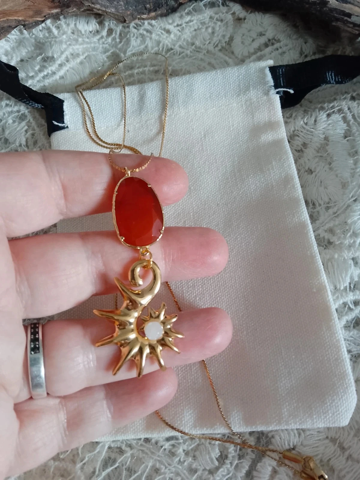 Collier met hoornsteen en maansteen met haan-schelpdier hanger – photo 3